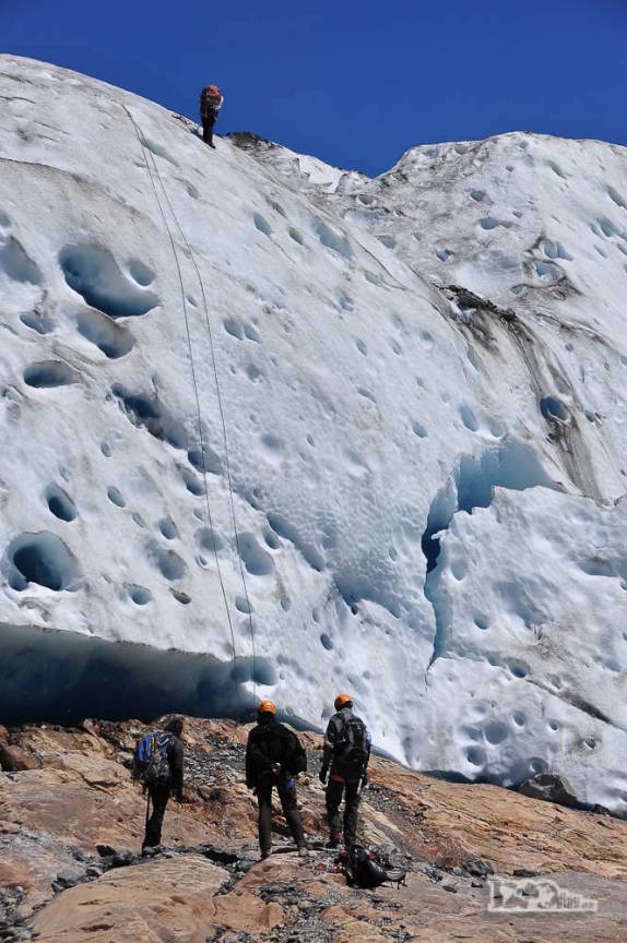 Caminhando em direção a mais uma parede de gelo para escalarmos, no glaciar Viedma, Parque Nacional Los Glaciares, região de El Chaltén, no sul da Argentina